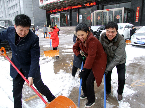 热情融化冰雪——集团公司员工扫雪忙